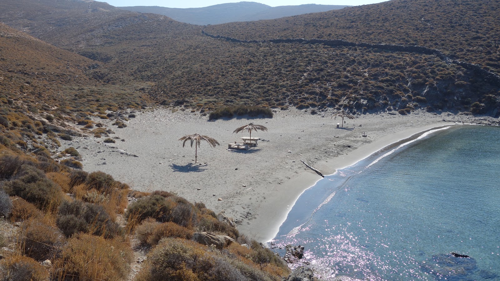 Marmari beach'in fotoğrafı birden fazla küçük koy ile birlikte