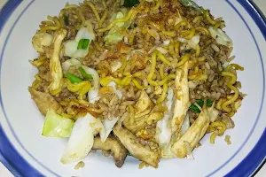 Nasi Goreng Senthot image