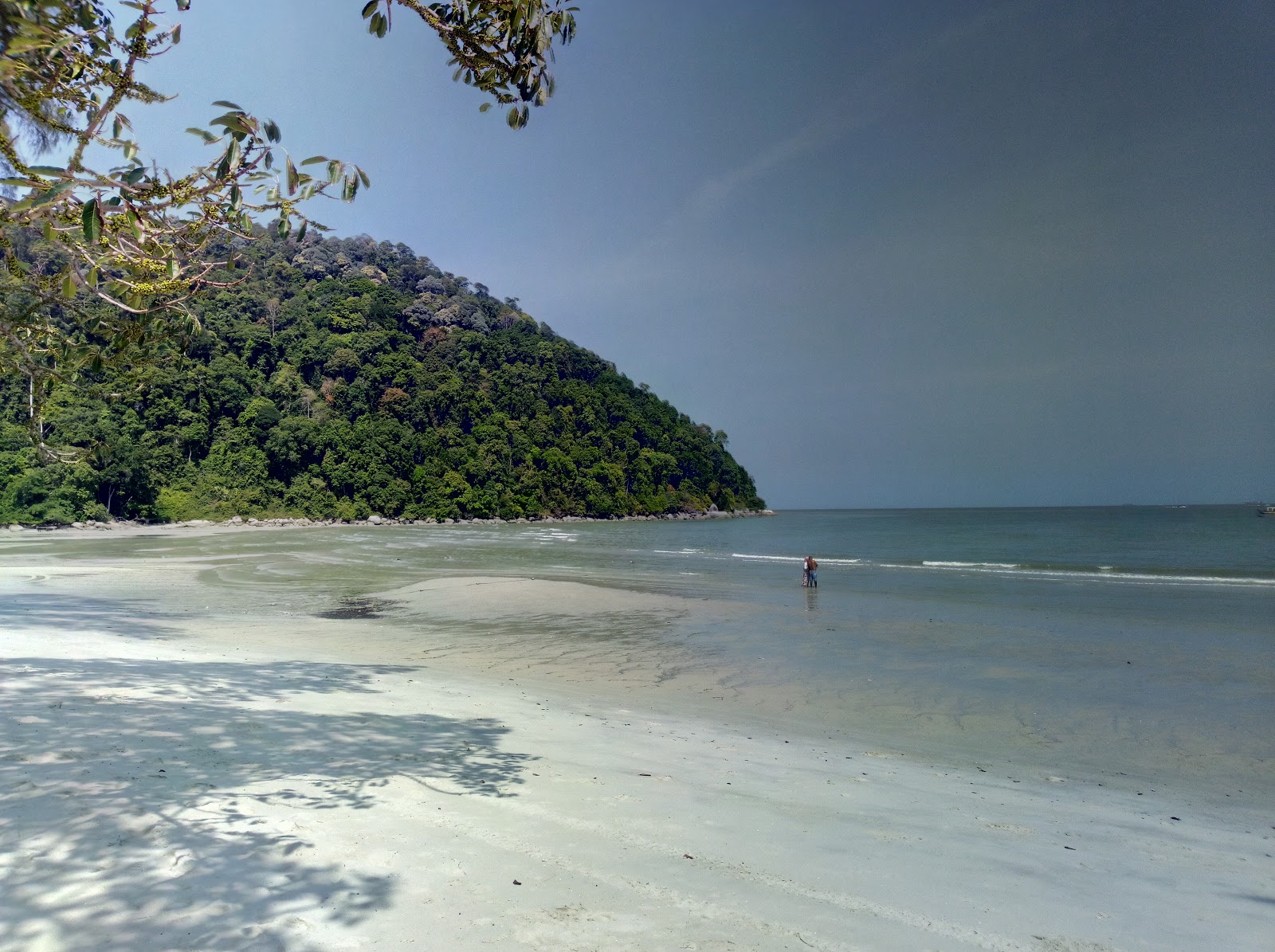 Zdjęcie Monkey Beach otoczony górami
