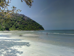 Zdjęcie Monkey Beach otoczony górami