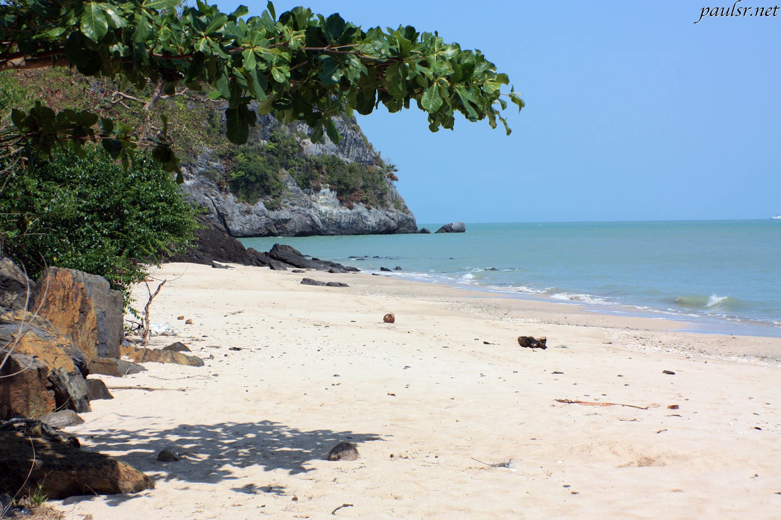 Foto de Laem Prathap Beach rodeado por montanhas