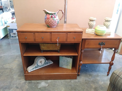 Home Goods Store «Paws & Claws Thrift Store», reviews and photos, 132 E Broad St, Groveland, FL 34736, USA