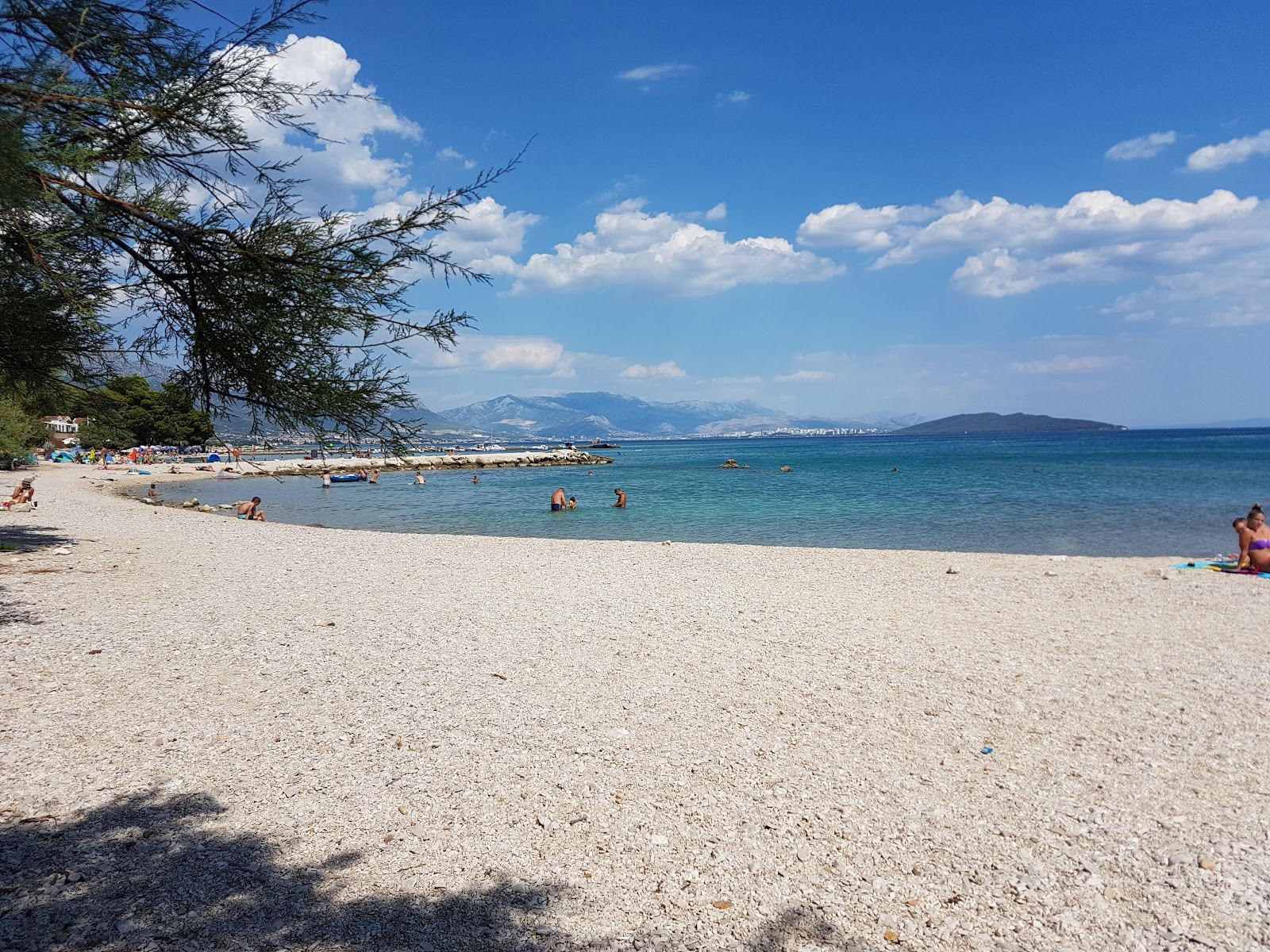 Φωτογραφία του Resnik beach με μπεζ βότσαλα επιφάνεια