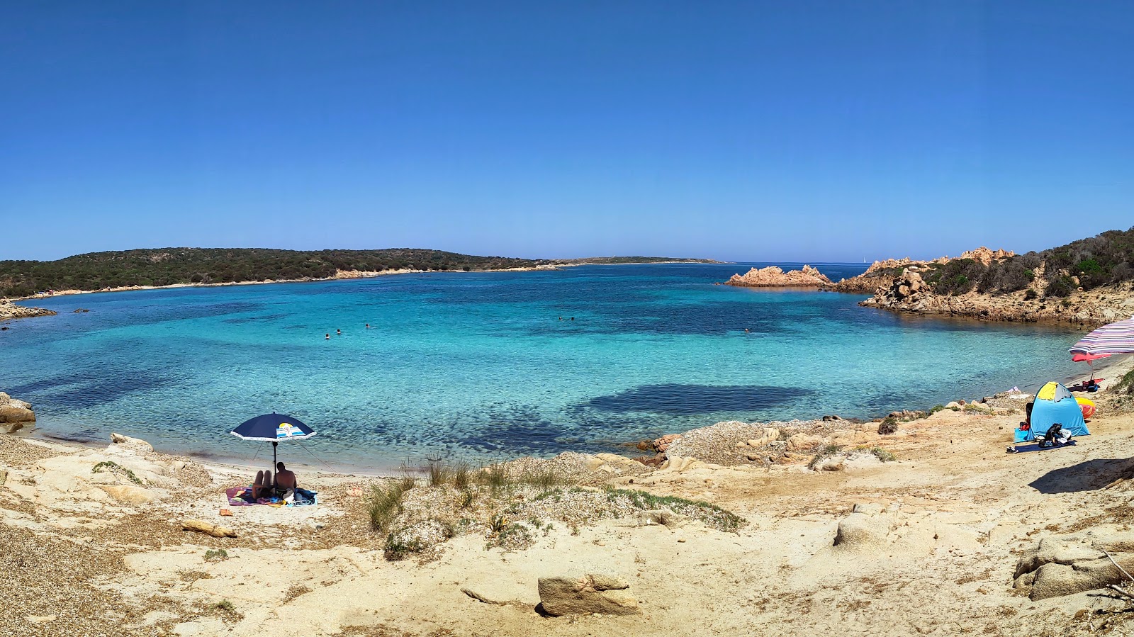 Cala Andreani的照片 带有米色沙子表面