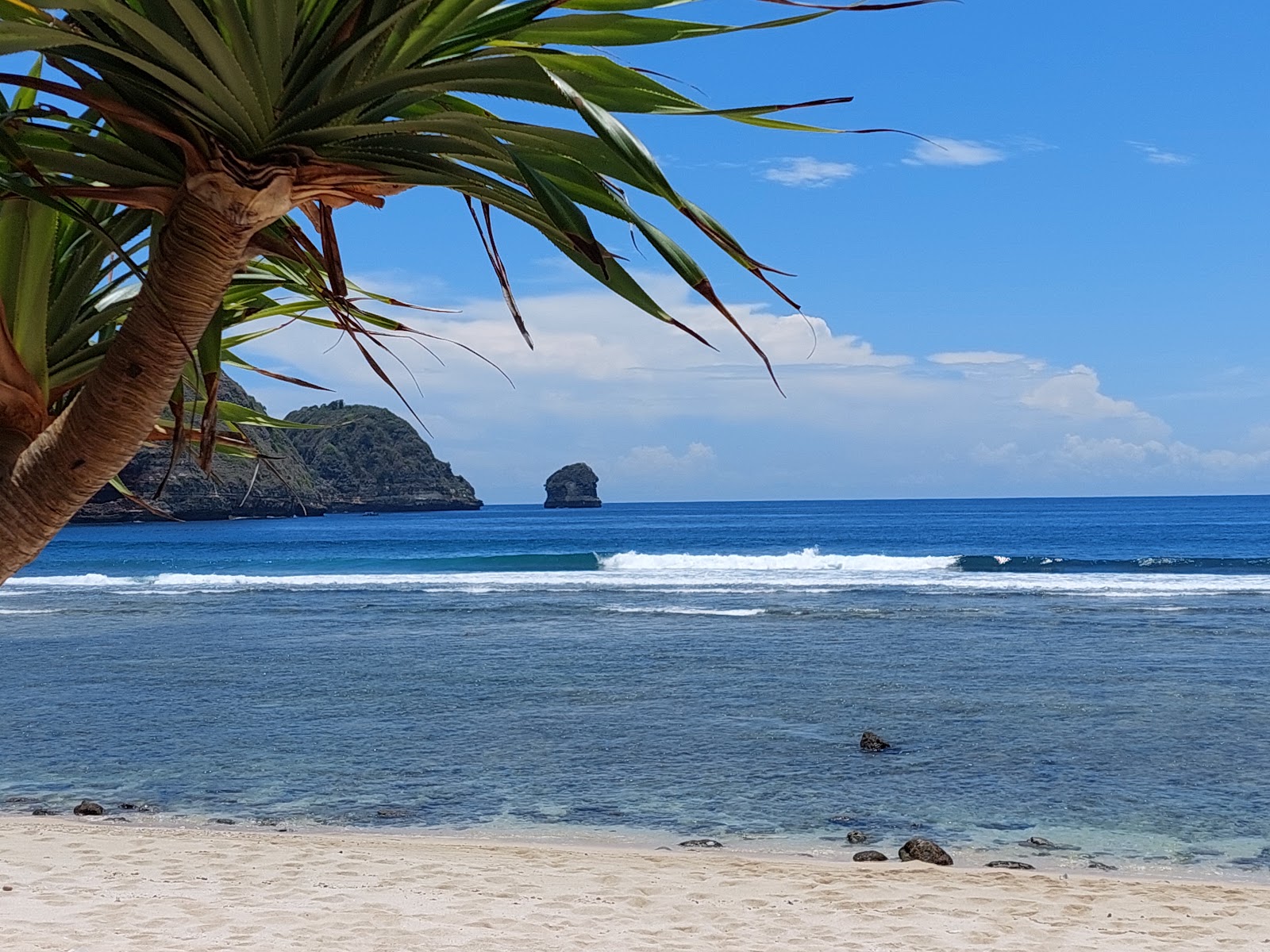 Zdjęcie Teluk Ujung Beach z powierzchnią turkusowa czysta woda