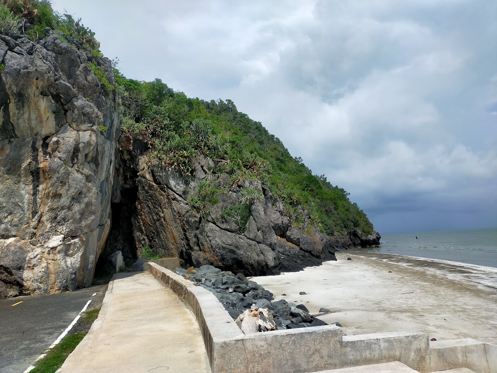 Photo of Baan Kiang Le Ing Pha Beach with partly clean level of cleanliness