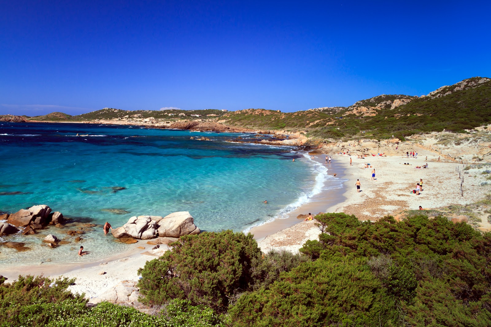 Foto di Spiaggia di Bassa Trinita con una superficie del sabbia beige