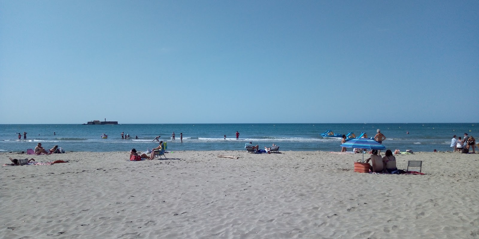 Foto de Playa Manovi con agua cristalina superficie