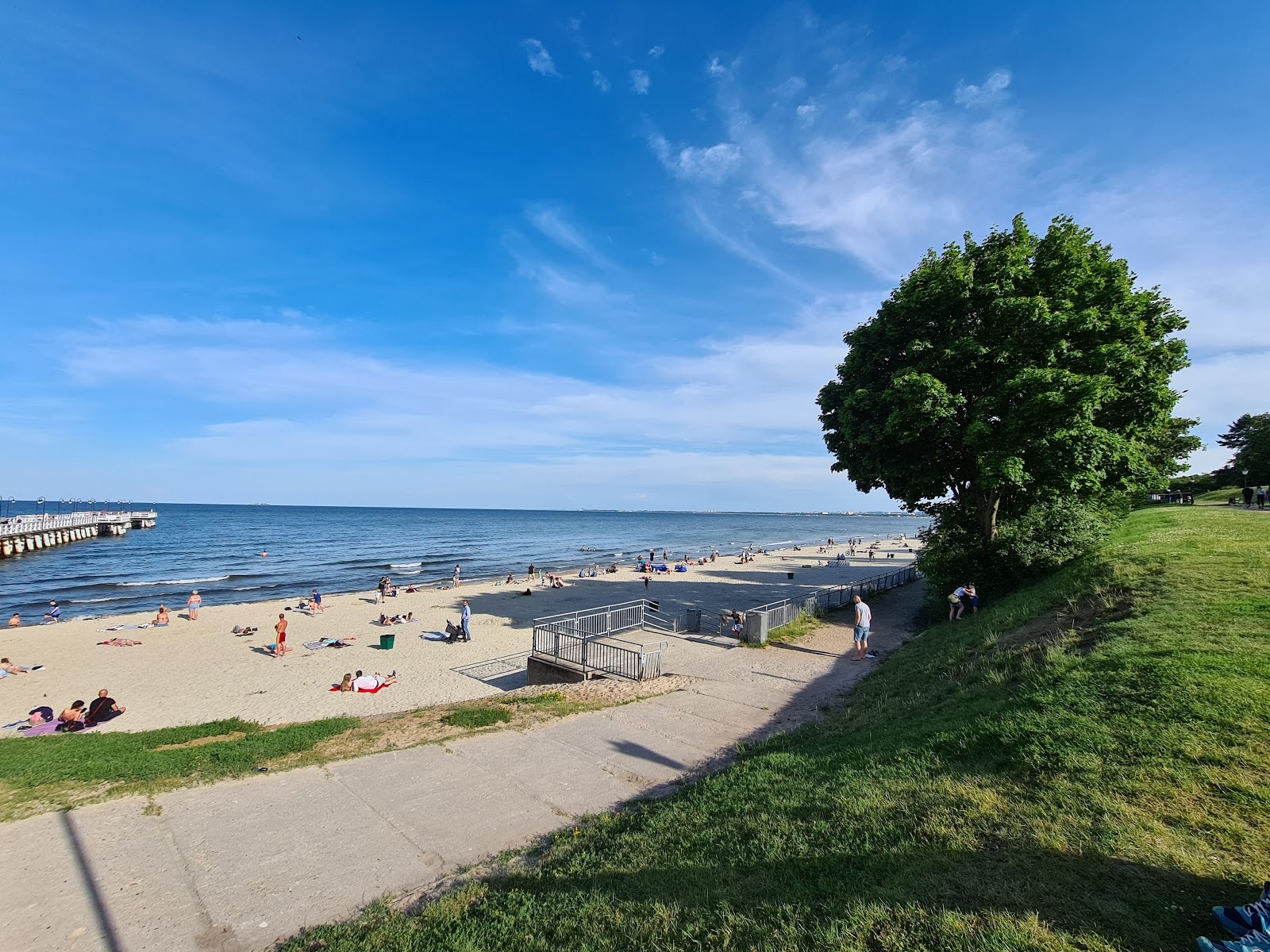 Gdynia-Orlow beach的照片 带有宽敞的海岸