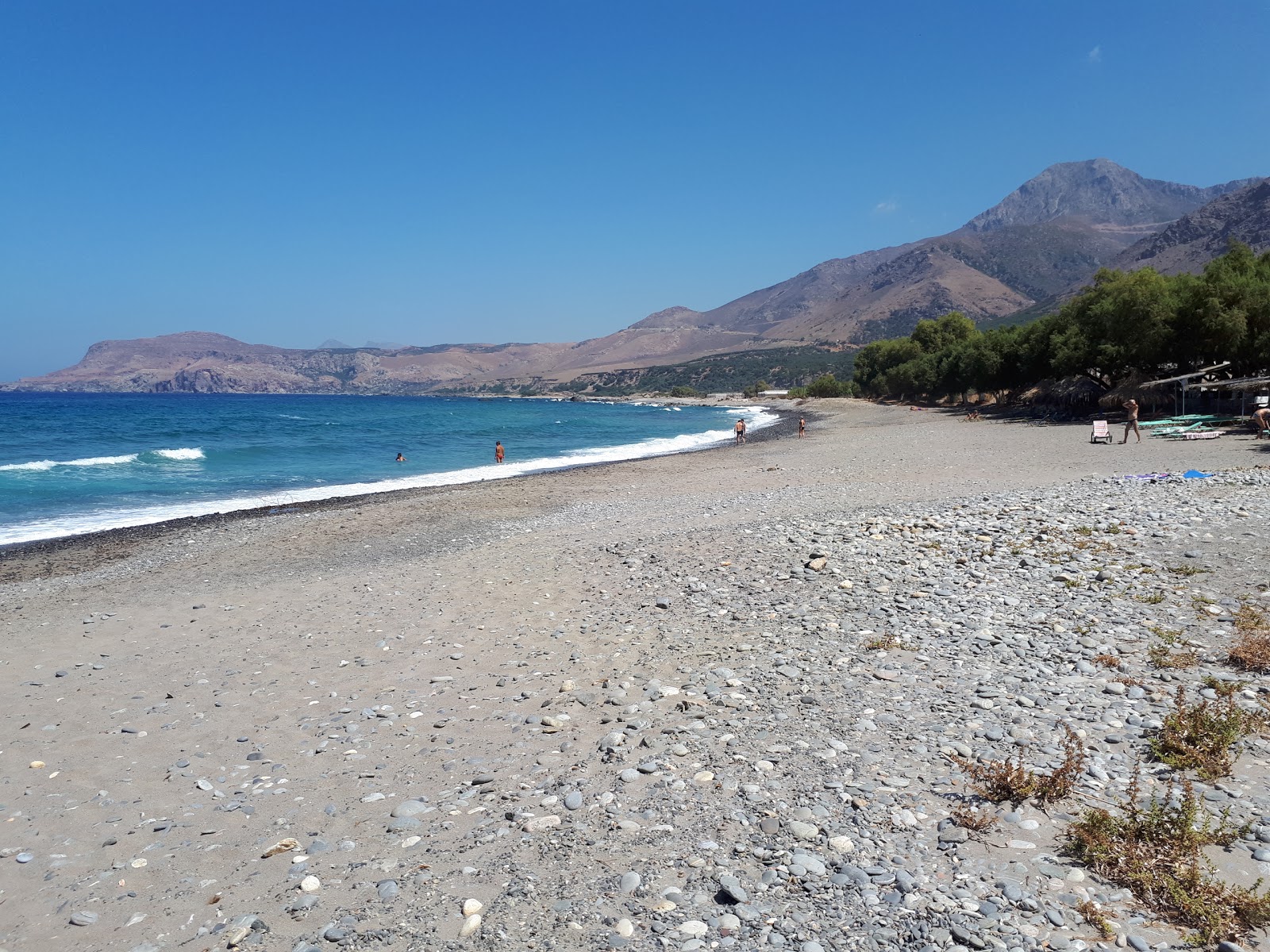 Photo of Sfinari Beach surrounded by mountains
