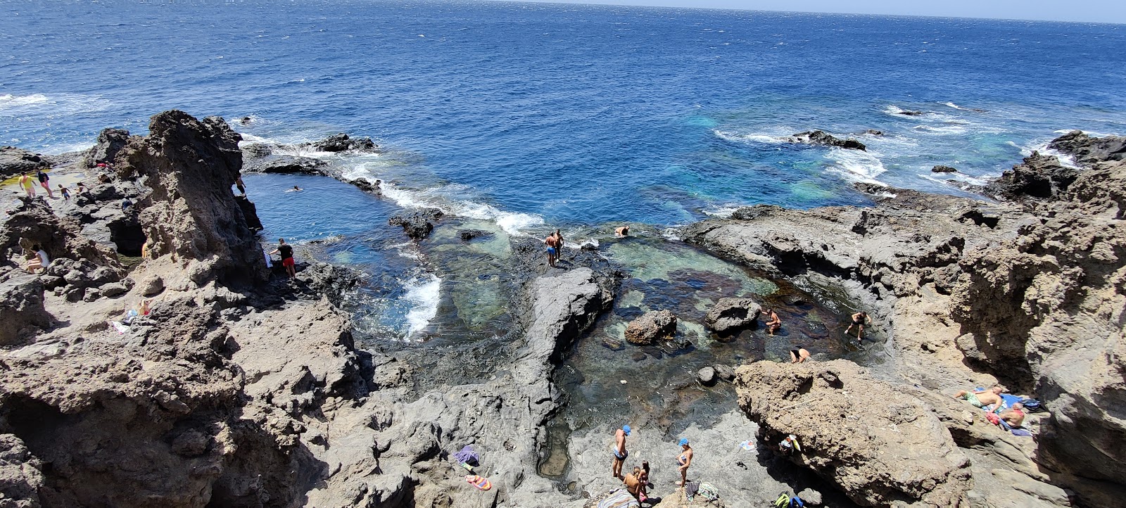 Foto von Playa Y Piscinas Naturales und die siedlung