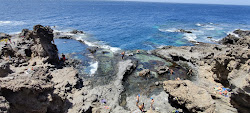 Foto von Playa Y Piscinas Naturales und die siedlung