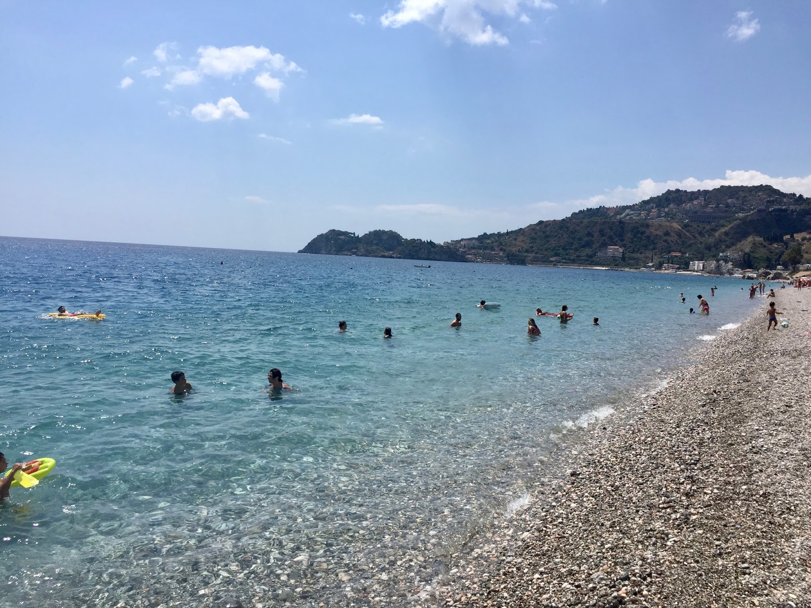 Spiaggia di Mazzeo'in fotoğrafı turkuaz saf su yüzey ile
