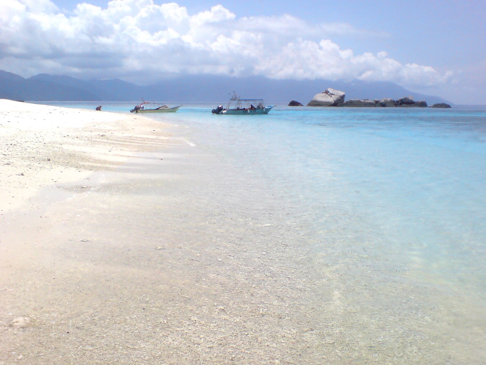 Fotografie cu Pulau Tulai Beach cu o suprafață de apa pură turcoaz