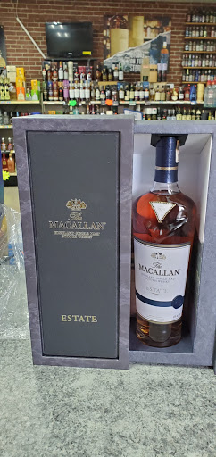 Liquor Store «Wine Vault», reviews and photos, 2 Fairbanks St, Framingham, MA 01701, USA