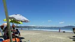Praia de Itapirubá'in fotoğrafı dağlarla çevrili