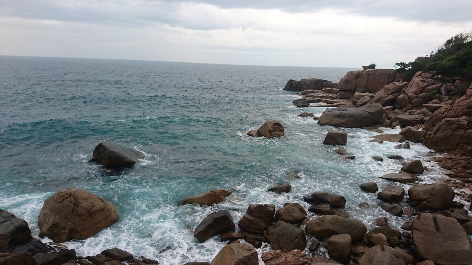 Lang Khai Bay Beach的照片 带有明亮的沙子和岩石表面