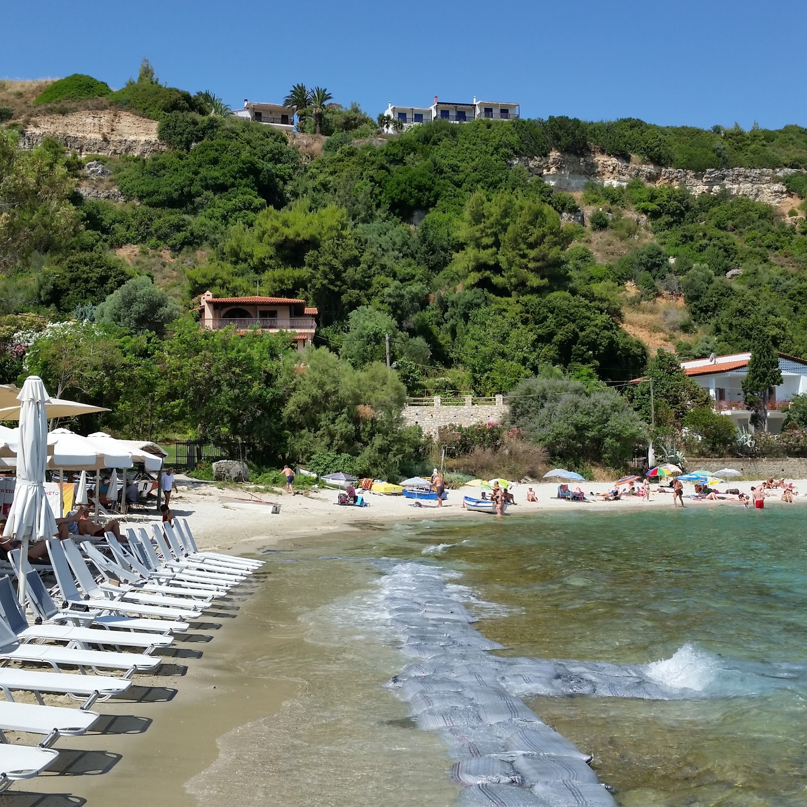 Foto van Afteli Beach gelegen in een natuurlijk gebied