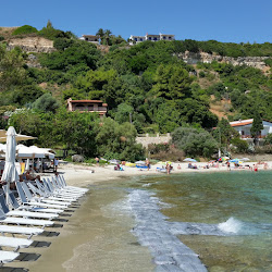Foto van Afteli Beach gelegen in een natuurlijk gebied