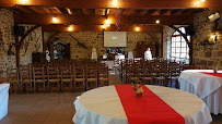 Atmosphère du Restaurant français Grange de la Croix du Roc à Saint-Pantaléon-de-Larche - n°10