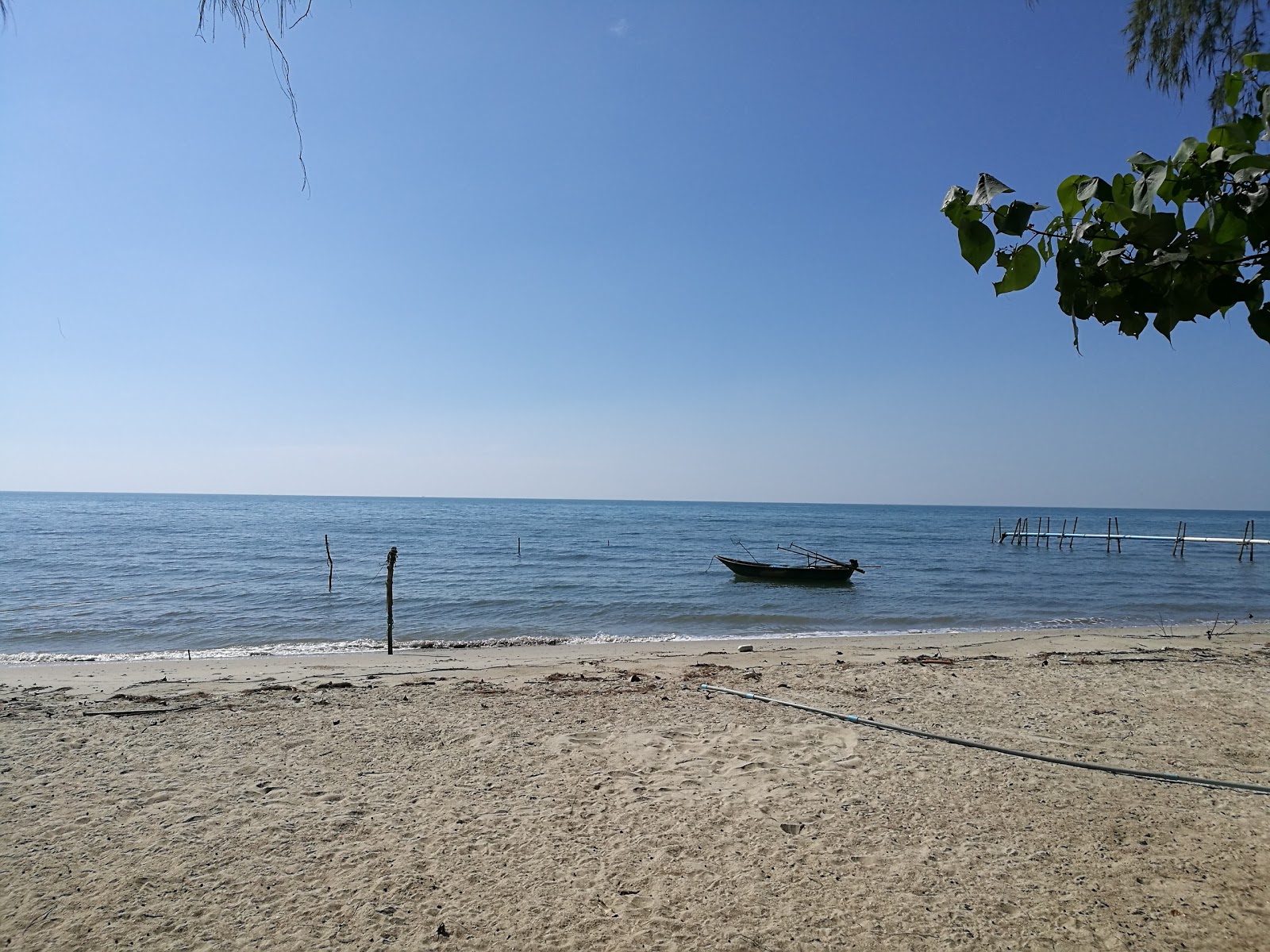 Fotografija Hat Ploy Dang Beach z kratka ravna obala