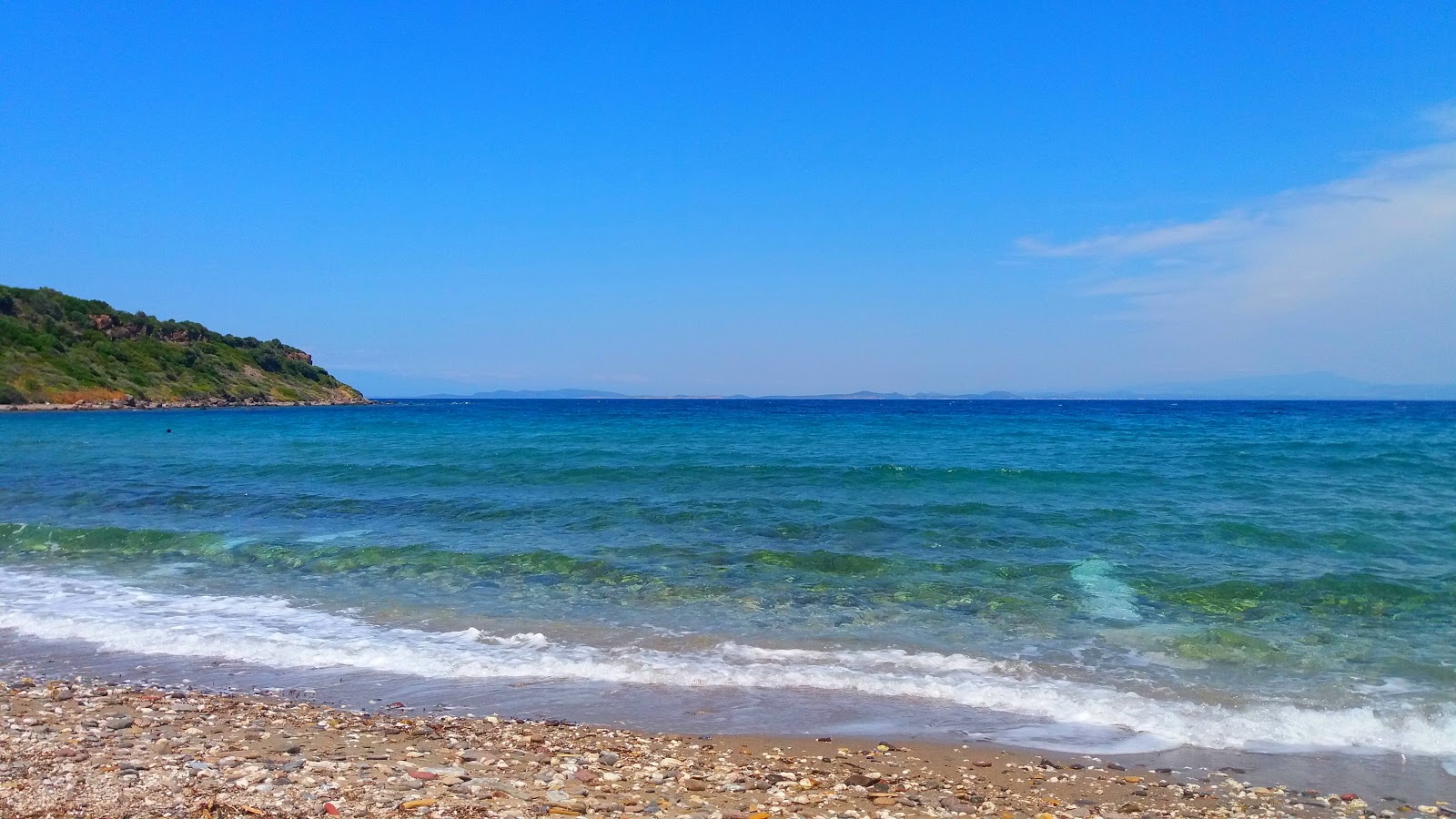 Foto de Praia de Petalidi com água cristalina superfície