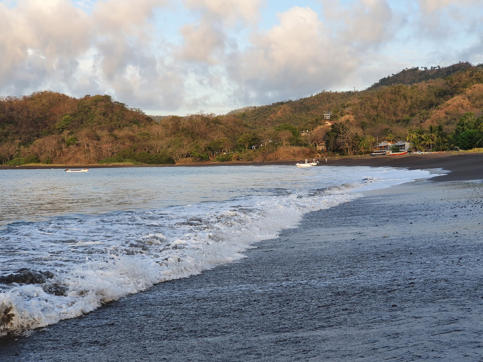 Los Buzos Beach'in fotoğrafı uçurumlarla desteklenmiş