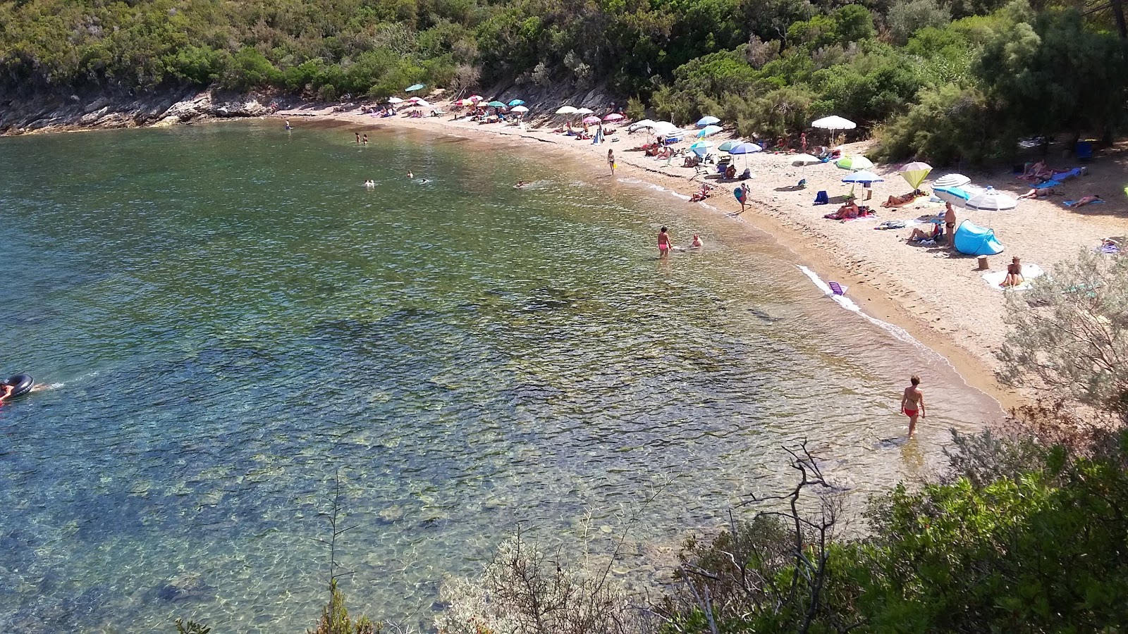 Foto van Istia beach met ruime baai