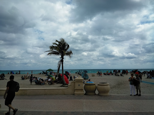 Liquor Store «OC Liquor Store», reviews and photos, 411 N Ocean Dr, Hollywood, FL 33019, USA