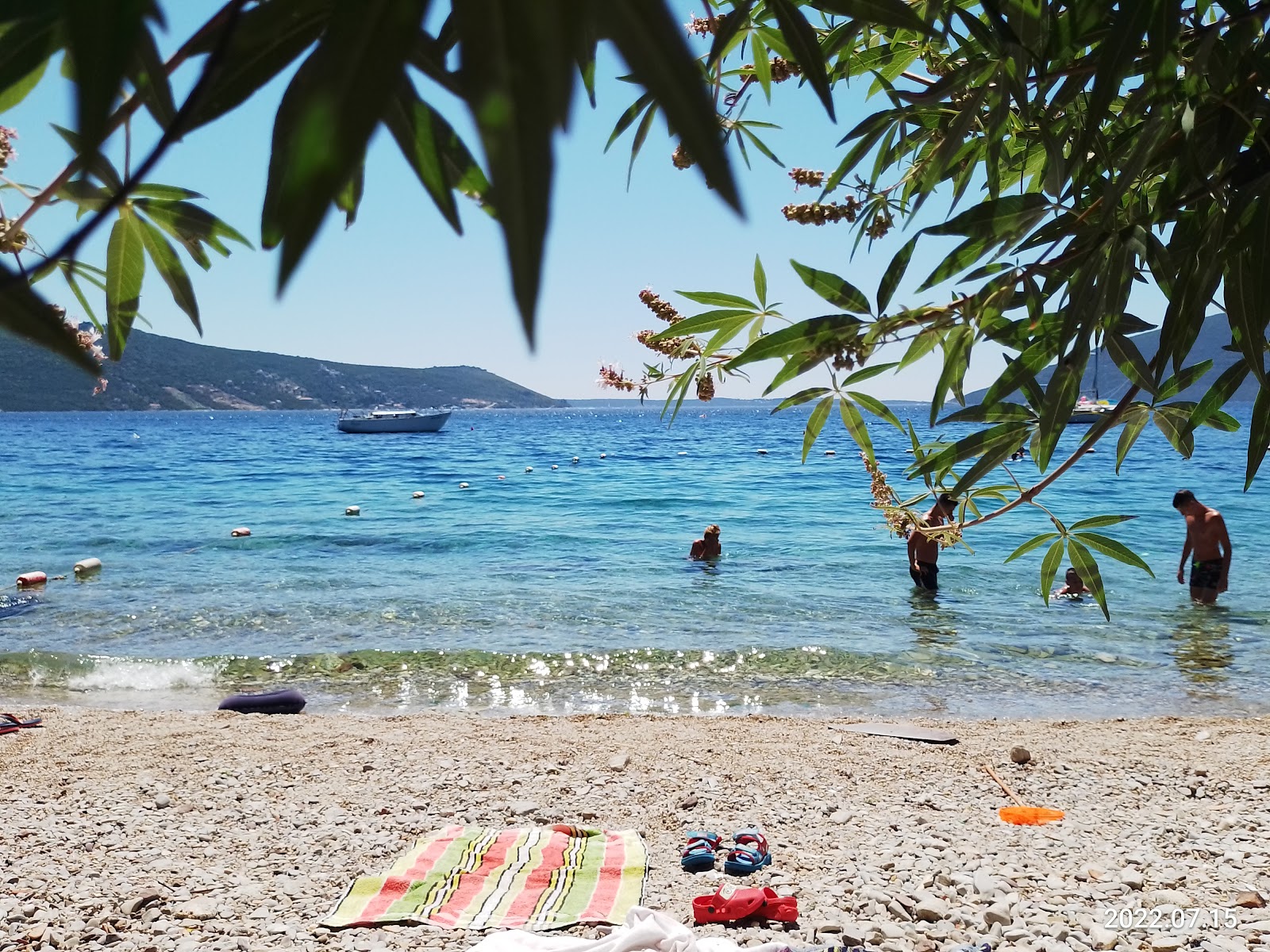 Lalovina Beach'in fotoğrafı dağlarla çevrili