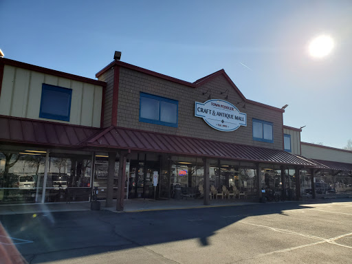 Shopping Mall «Town Peddler Craft and Antique Mall», reviews and photos, 35323 Plymouth Rd, Livonia, MI 48150, USA
