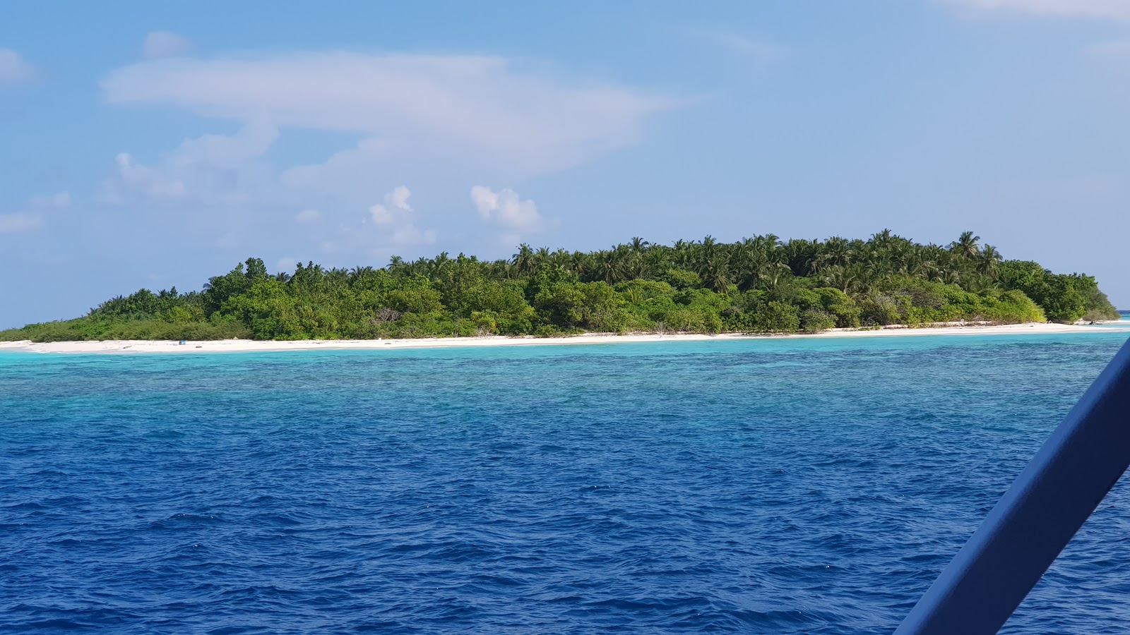 Foto van Hibalhidhoo Island Beach met turquoise puur water oppervlakte