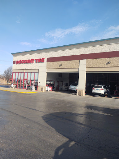 Discount Tire Store - Westmont, IL, 6455 Cass Ave, Westmont, IL 60559, USA, 