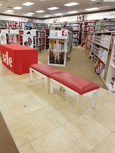 Shoe Store «Famous Footwear», reviews and photos, 5863 Spout Springs Rd, Flowery Branch, GA 30542, USA