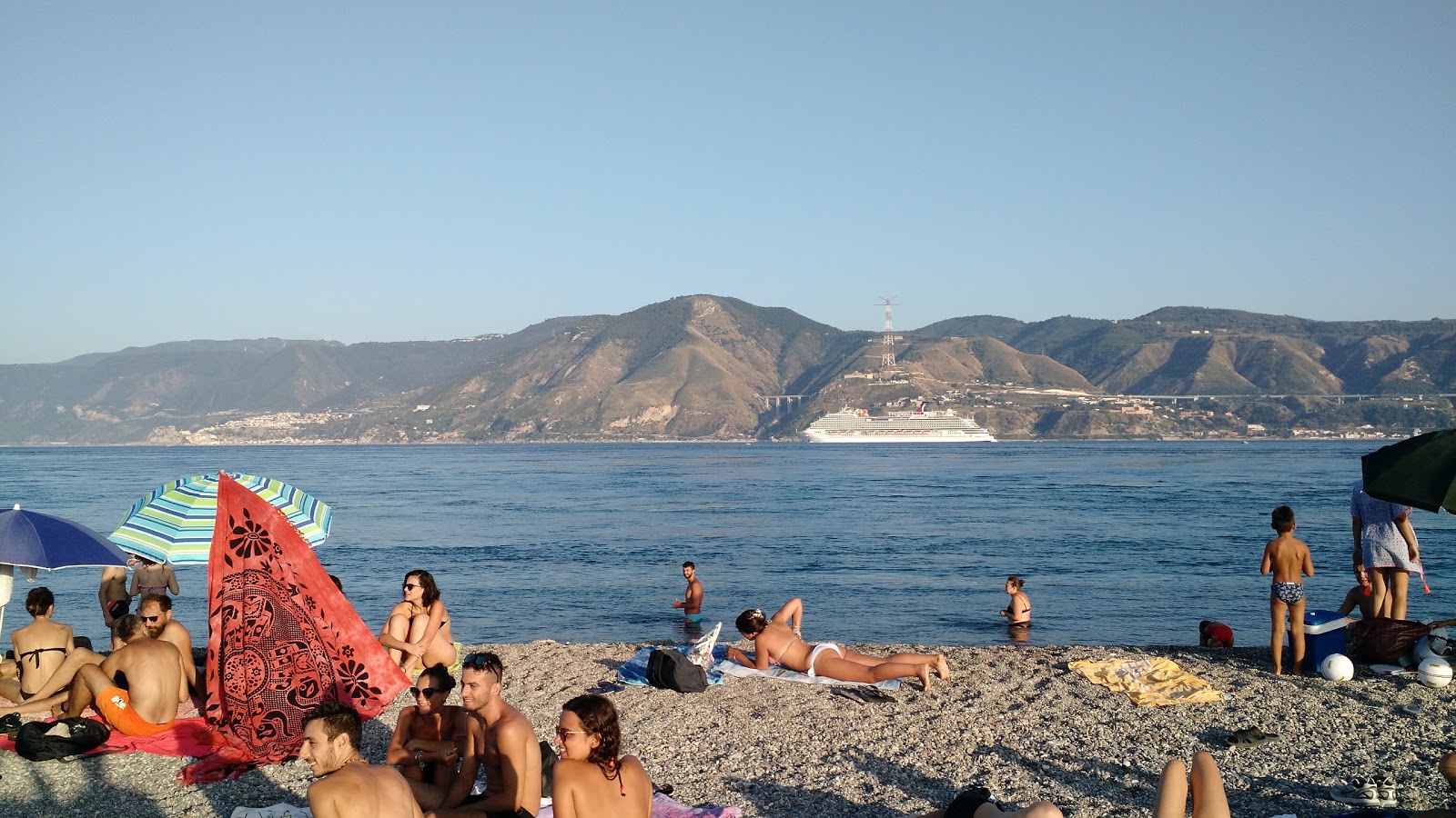 Capo Peloro beach'in fotoğrafı turkuaz saf su yüzey ile