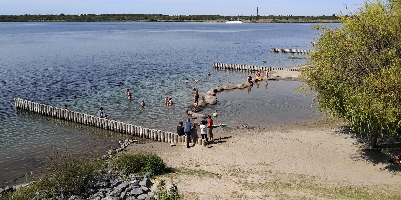 Valokuva Markkleeberger See Strandbadista. pinnalla turkoosi puhdas vesi:n kanssa