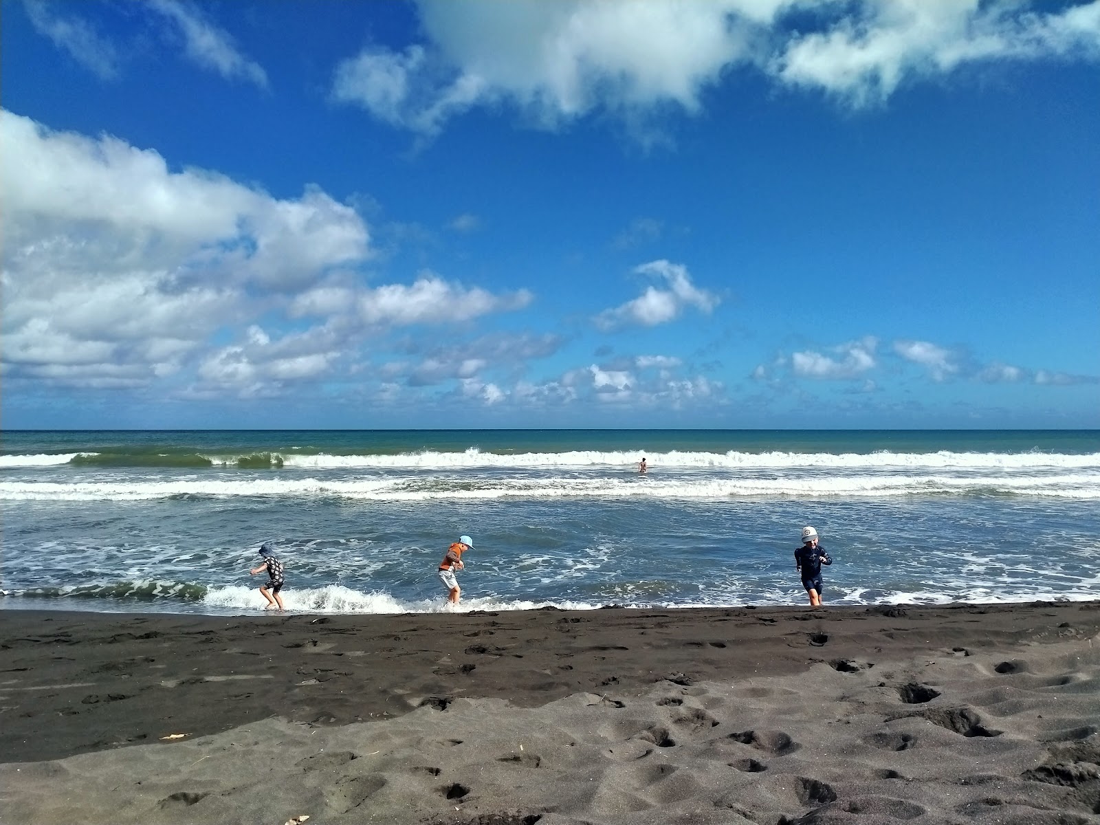 Foto von Oakura Beach - beliebter Ort unter Entspannungskennern