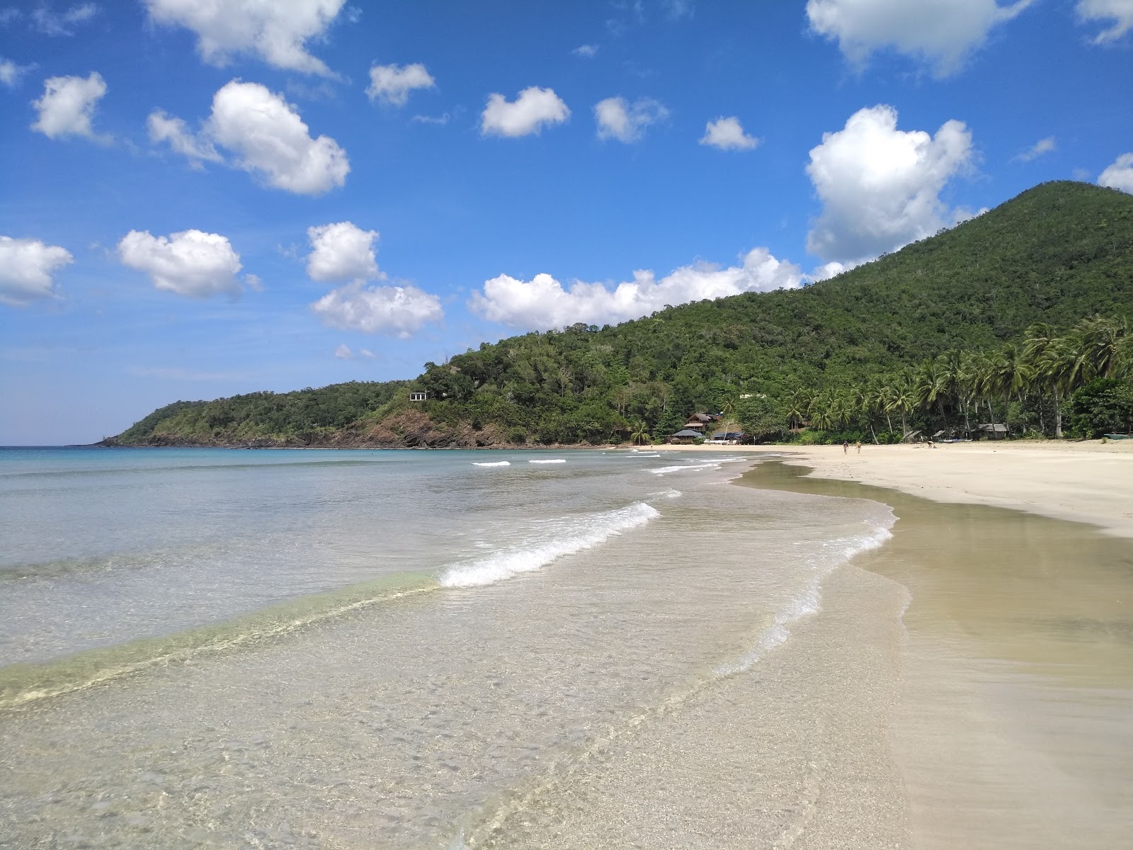 Foto de Praia de Nagtabon com água cristalina superfície