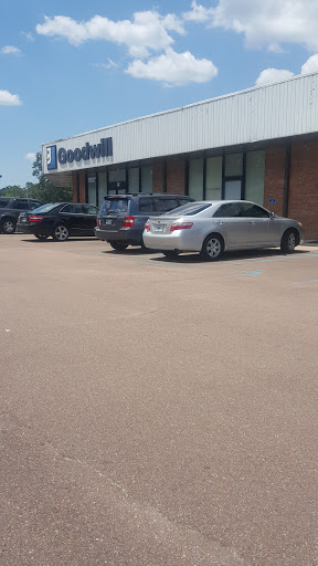 Goodwill, 2 Twelve Oaks Cir, Jackson, MS 39209, USA, 