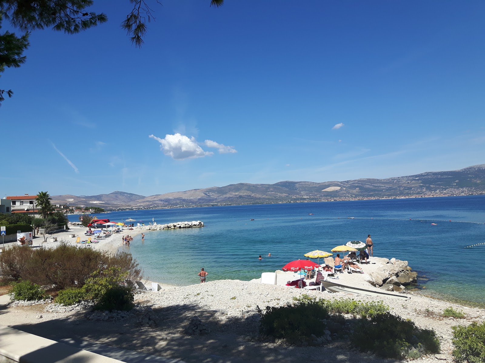 Foto de Slatine IV beach com muito limpo nível de limpeza