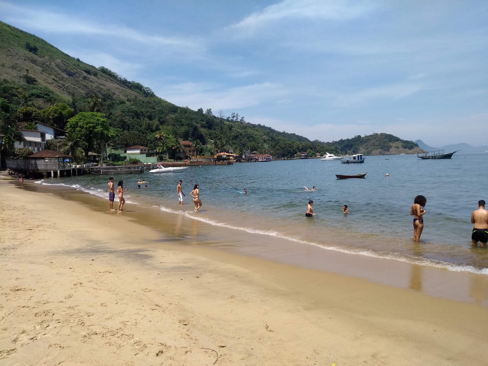 Foto de Fora Beach con arena beige superficie