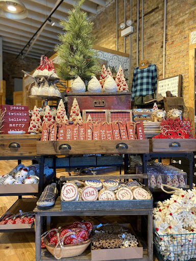 Clothing Store «Planet Access Company Store», reviews and photos, 4727 N Lincoln Ave, Chicago, IL 60625, USA