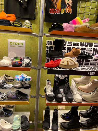 Shoe Store «Journeys», reviews and photos, 133 S State St, Chicago, IL 60603, USA