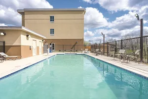 La Quinta Inn & Suites by Wyndham Gonzales TX image