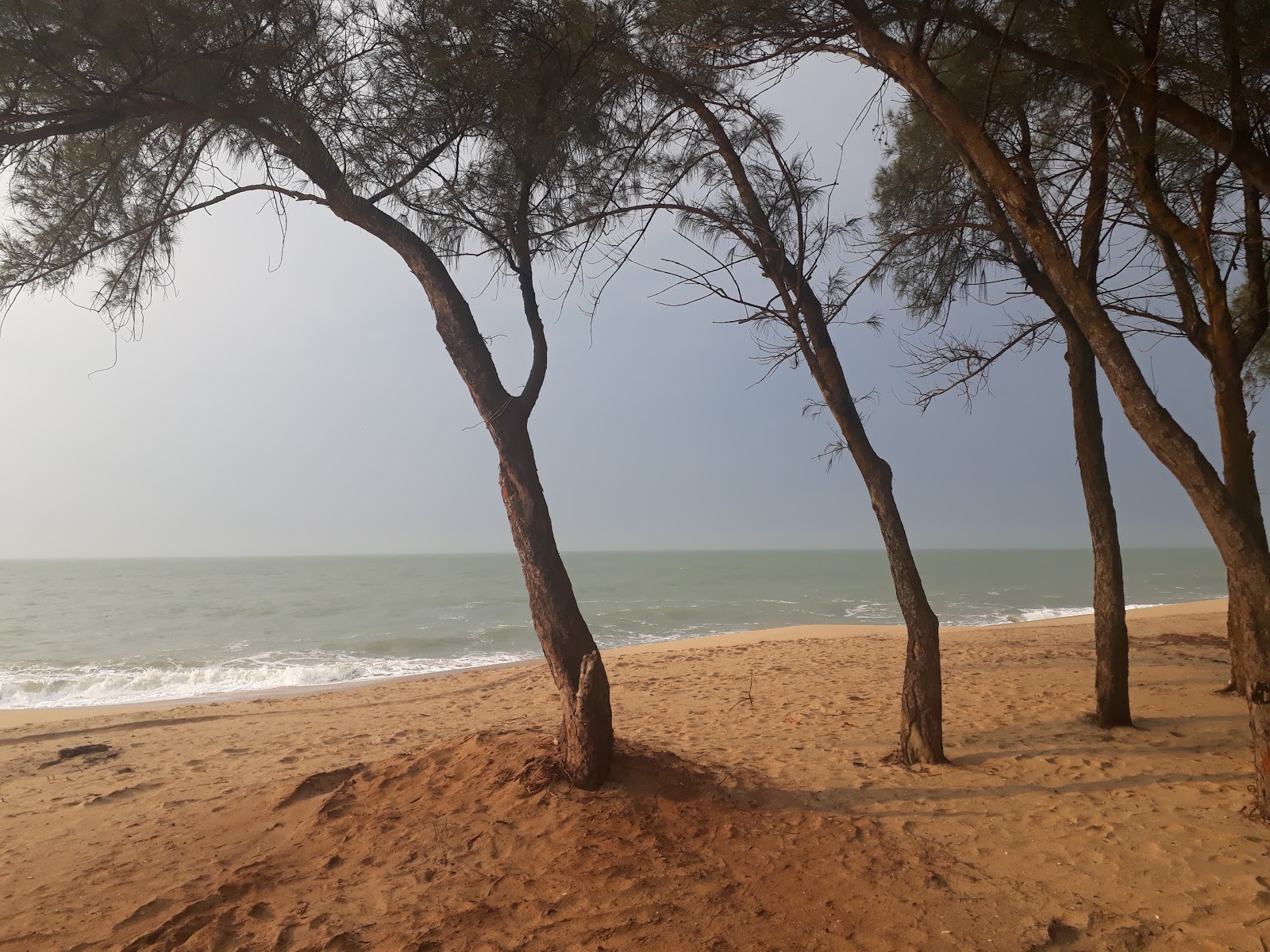 Foto von Strand von Farol de Sao Thome mit beiger sand Oberfläche