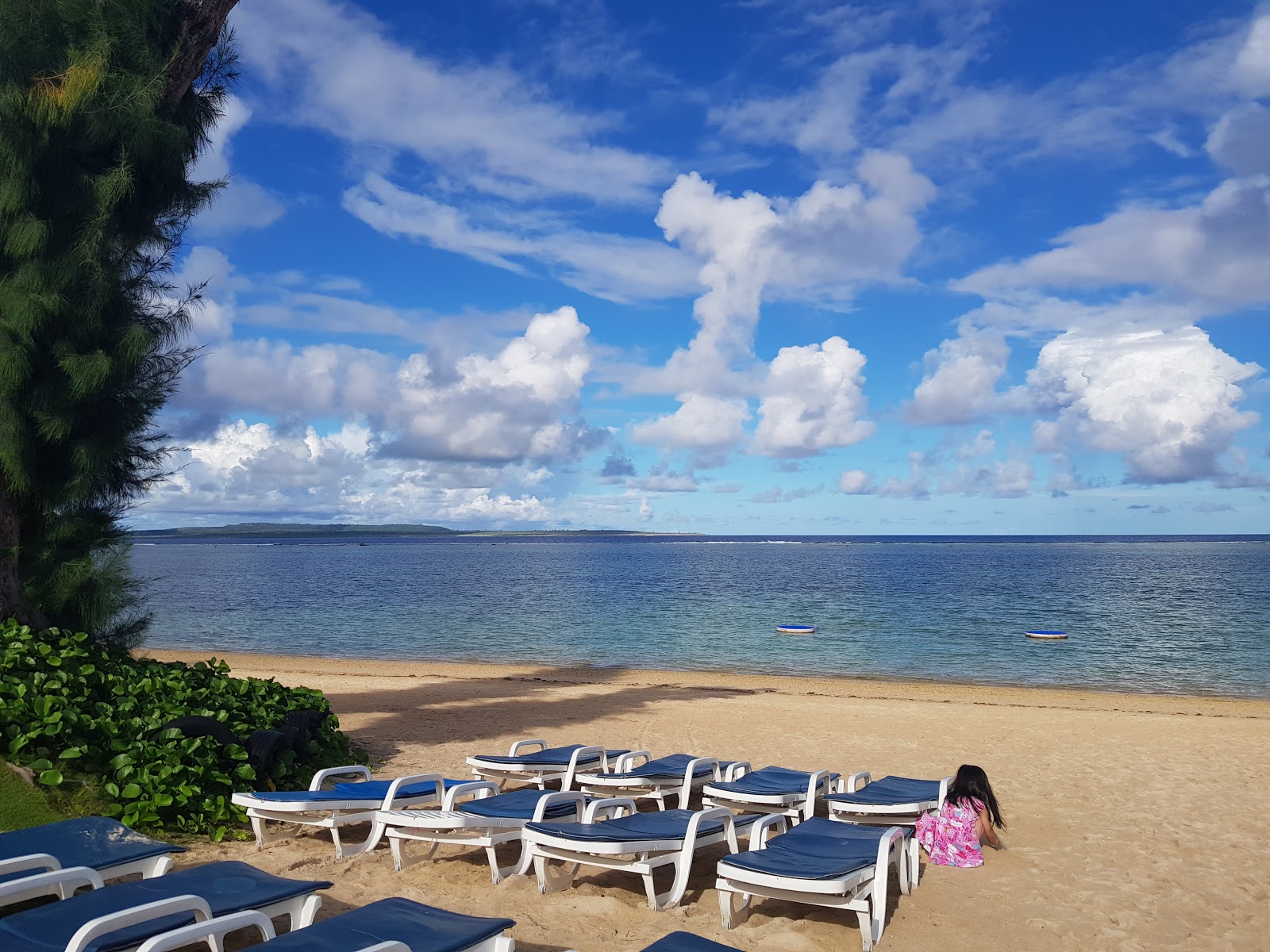 Foto von Pacific islands Club mit langer gerader strand