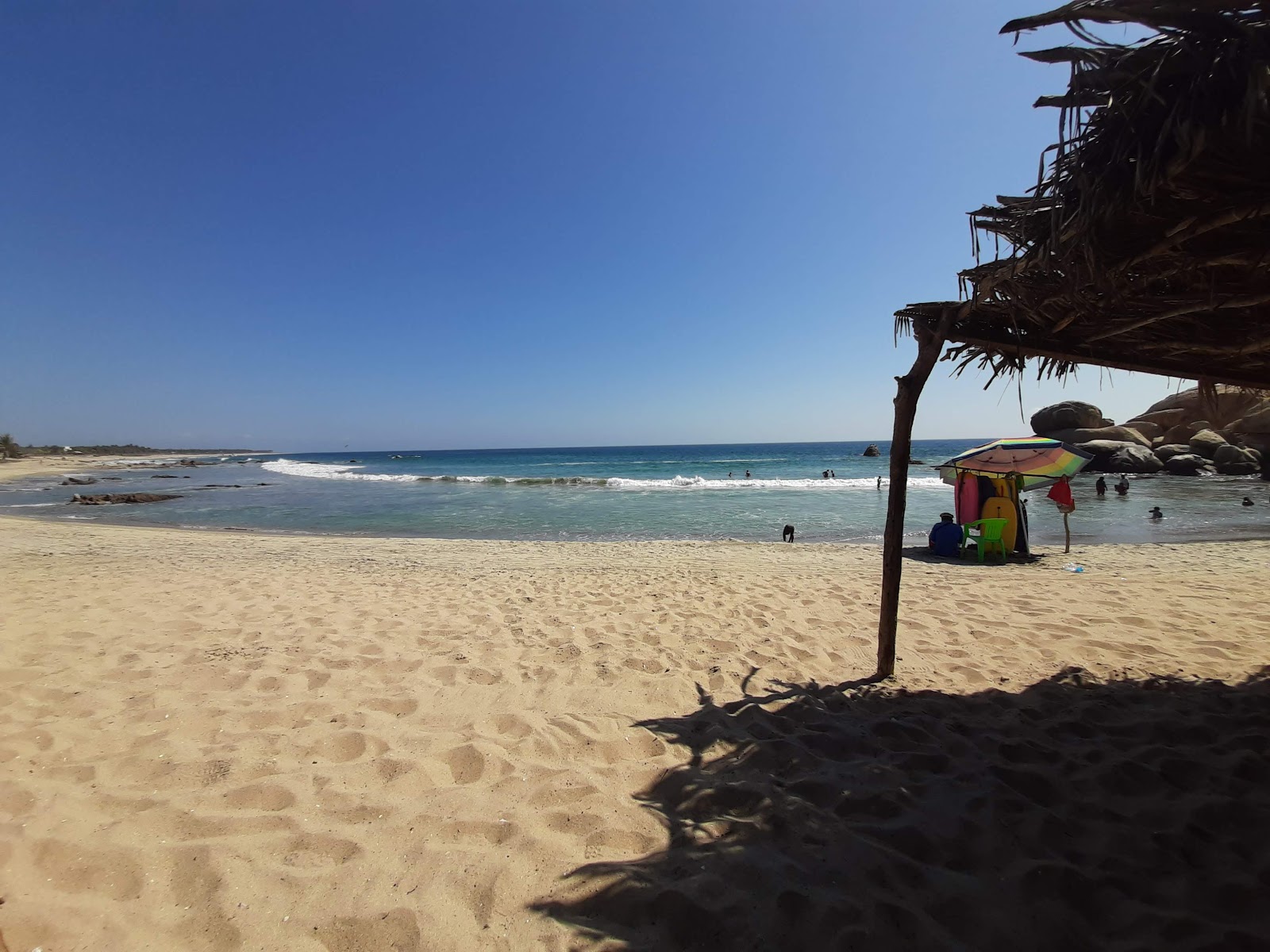 Fotografie cu Playa Las Gaviotas cu o suprafață de nisip strălucitor