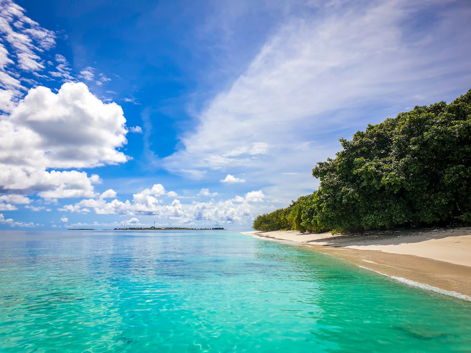 Foto von Dhidhdhoo beach mit weißer sand Oberfläche