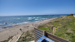 Foto von Playa Naturista de Playamarina und die siedlung
