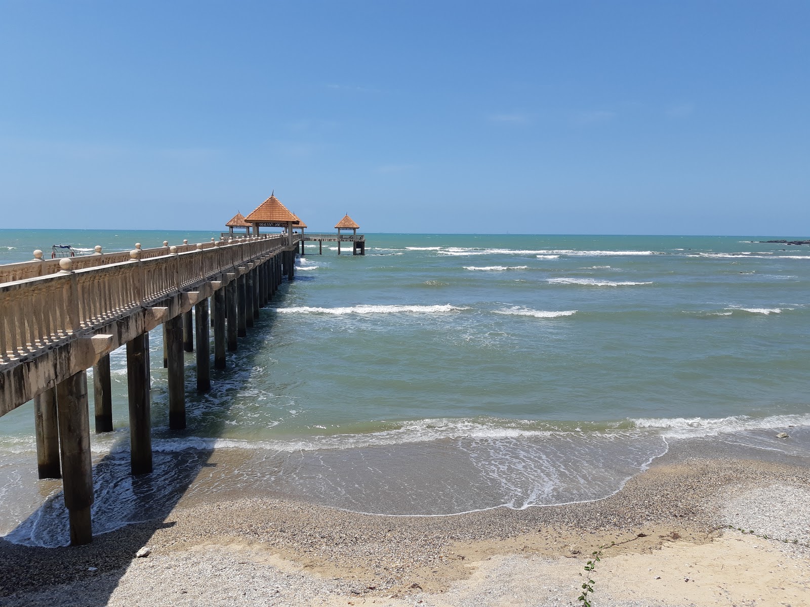 Valokuva Tanjung Balau Jetty Beachista. mukavuudet alueella